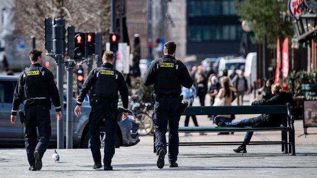 Tre danska poliser patrullerar i Köpenhamn. Arkivbild. Foto: Johan Nilsson/TT
