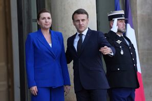 Frankrikes president Emmanuel Macron (till höger höger) tar emot den danska statsminister Mette Frederiksen i måndags. Aurelien Morissard/AP/TT