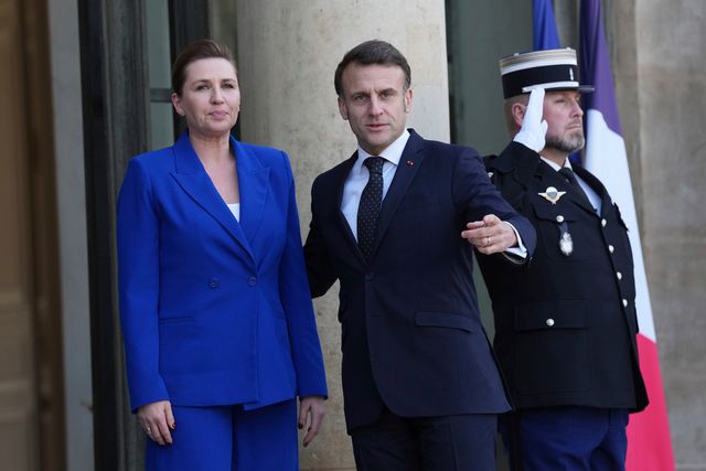 Frankrikes president Emmanuel Macron (till höger höger) tar emot den danska statsminister Mette Frederiksen i måndags. Aurelien Morissard/AP/TT