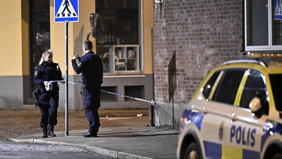 Polis spärrar av vid brottsplatsen. Foto: Johan Nilsson/TT