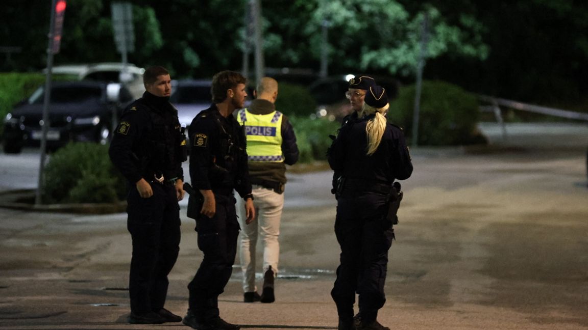 Två personer hittades natten till måndag skjutna till döds i en bil i Kallhäll i Järfälla. Polisen har stora resurser på platsen och området är avspärrat. Caisa Rasmussen/TT