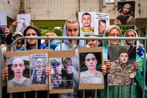 Ukrainare håller bilder på saknade anhöriga i samband med en tidigare fångutväxling med Ryssland. Bild tagen i regionen Tjernihiv i juni. Foto: Dan Bashakov/AP/TT