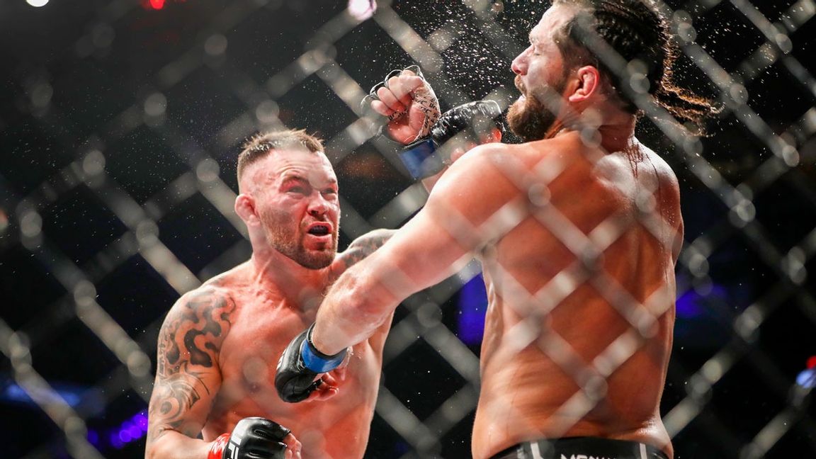 Colby Covington träffar Jorge Masvidal med ett vänsterslag. Foto: Steve Marcus/AP