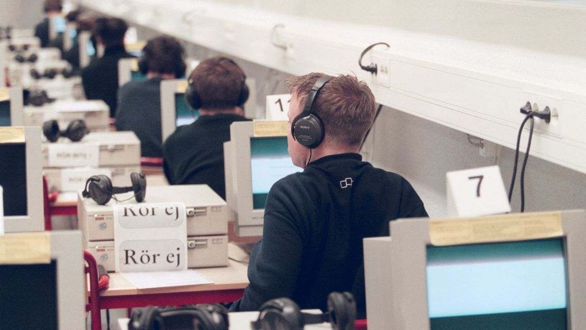 Mönstring på Pliktverket i Täby, år 1999. Ungdomarna på bilden gör ett intelligenstest. Foto: Anders Wiklund/TT