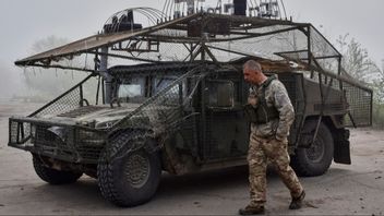 En ukrainsk soldat vid en amerikansk bepansrad Hummer-bil försedd med ukrainska antidrönarnät vid fronten i Zaporizjzjaregionen måndag 5 maj 2025. Foto: Andriy Andriyenko/Ukrainas 65:e mekaniserade brigad via AP