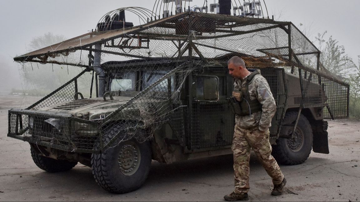 En ukrainsk soldat vid en amerikansk bepansrad Hummer-bil försedd med ukrainska antidrönarnät vid fronten i Zaporizjzjaregionen måndag 5 maj 2025. Foto: Andriy Andriyenko/Ukrainas 65:e mekaniserade brigad via AP