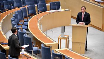 Statsministern Stefan Löfven (S) och Moderaternas partiledare Ulf Kristersson (M) samband med statministerns frågestund i riksdagen. Foto: Jessica Gow / TT.