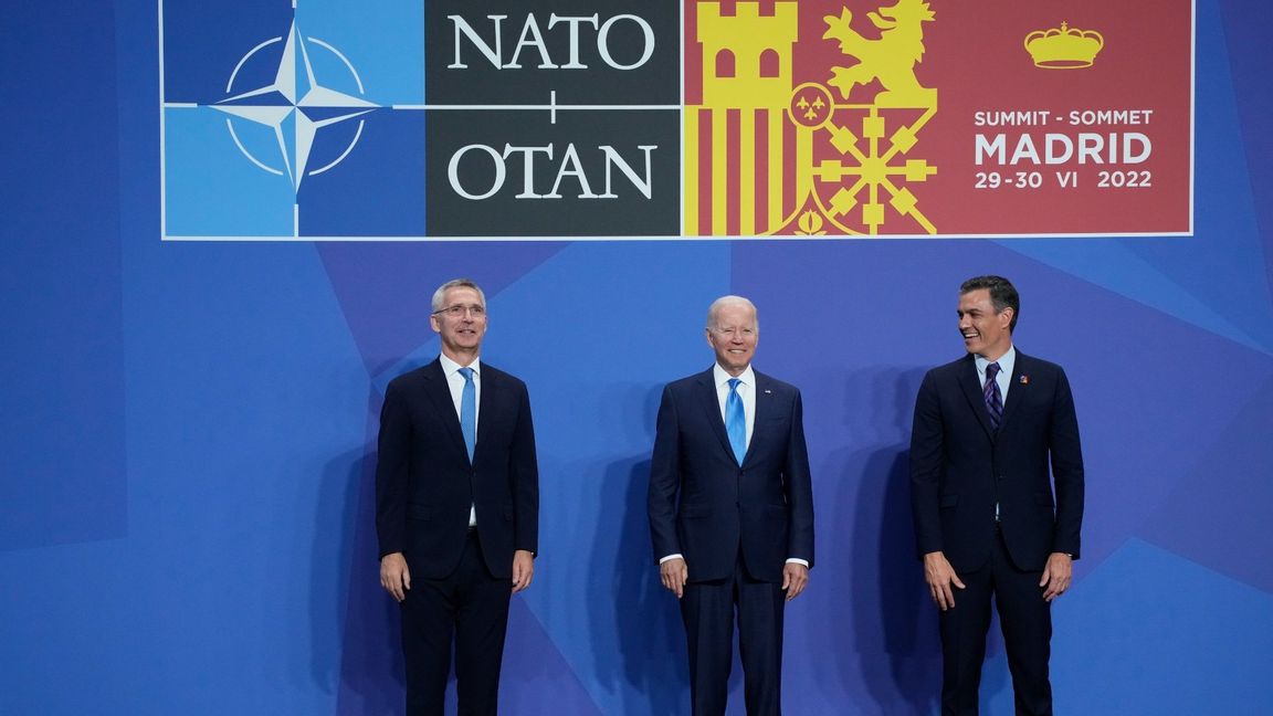 Natos generalsekreterare Jens Stoltenberg, amerikanske presidenten Joe Biden och den spanske premiärministern Pedro Sánchez. Foto: Christophe Ena/AP/TT  