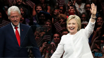 Bill och Hilary Clinton meddelar att de kommer vittna i utredningen kring Jeffrey Epstein. Foto: Julio Cortez/AP/TT