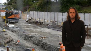 Fjärrvärmerör läggs ner i marken och täcks över med jord och grus som packas med markvibrator. Foto: Janerik Henriksson / TT 