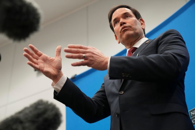USA:s utrikesminister Marco Rubio pratar med journalister efter Natomötet i Bryssel. Foto: Jacquelyn Martin/AP/TT