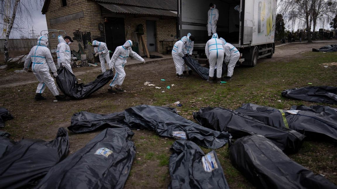 Kropparna hittade vid undersökning av de ryska brotten i Bucha. Foto: Rodrigo Abd/AP/TT 