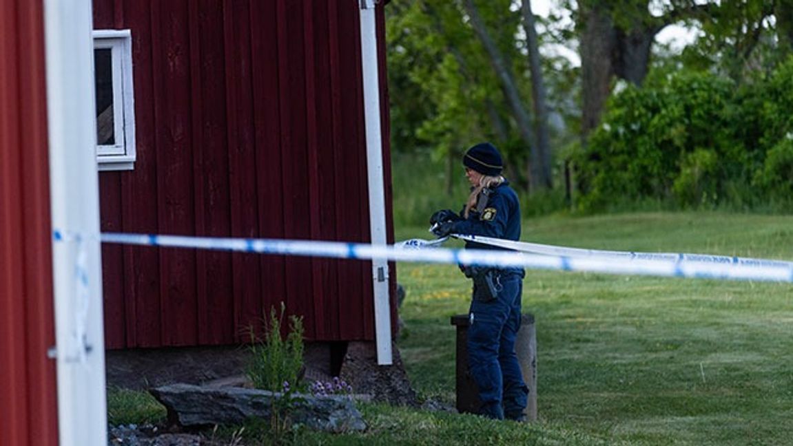 Polis på plats efter skottdramat i Grästorp. Bild: Joachim Nywall / TT 