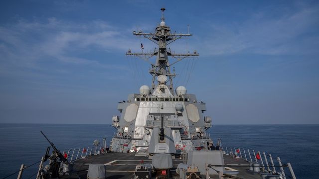 Den amerikanska jagaren USS Gravely på plats i Röda havet. Arkivbild. Foto: Bernat Armangue/AP/TT