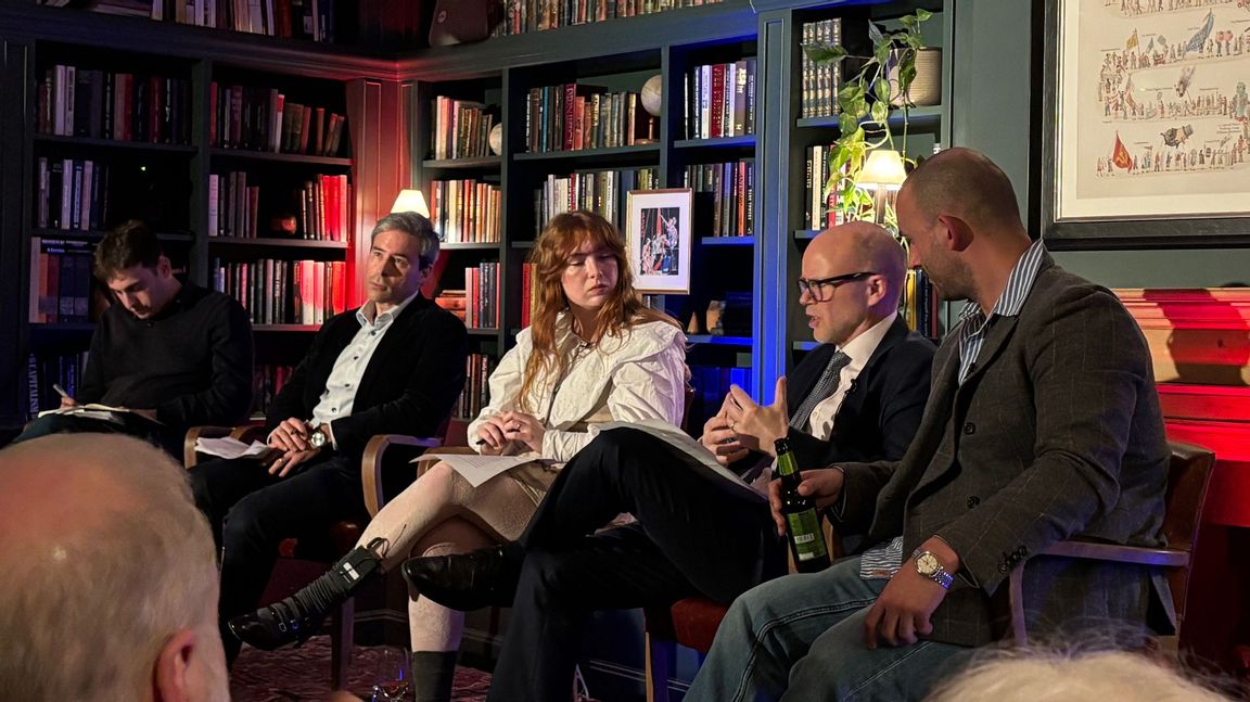 Debatten på UnHerd. Från vänster Sam Rubinstein, Eric Kaufman, debattledaren som aldrig sade vad hon hette, Toby Young och Charles Cornish-Dale Foto: Dan Korn