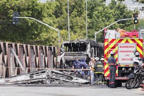 Brandmän i arbete vid olycksplatsen i São Paulo. Foto: Ettore Chiereguini/AP/TT
