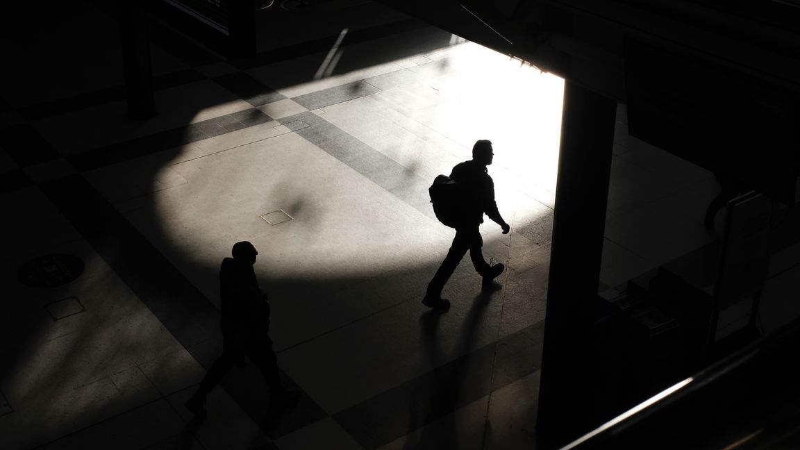 Mannen, som nekar till brott, döms för fyra fall av grovt bedrägeri, tre fall av bedrägeri och 36 fall av försök till grovt bedrägeri. Foto: Alberto Pezzali/TT. 