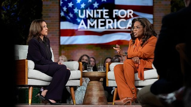 Kamala Harris och Oprah Winfrey vid det beryktade townhall-mötet i Michigan i september. Foto: Paul Sancya/AP/TT