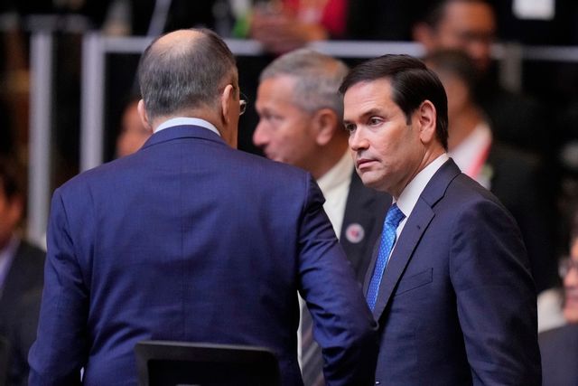 Rysslands utrikesminister Sergej Lavrov och USA:s dito Marco Rubio under torsdagens möte i Kuala Lumpur. Foto: Vincent Thian/AP/TT