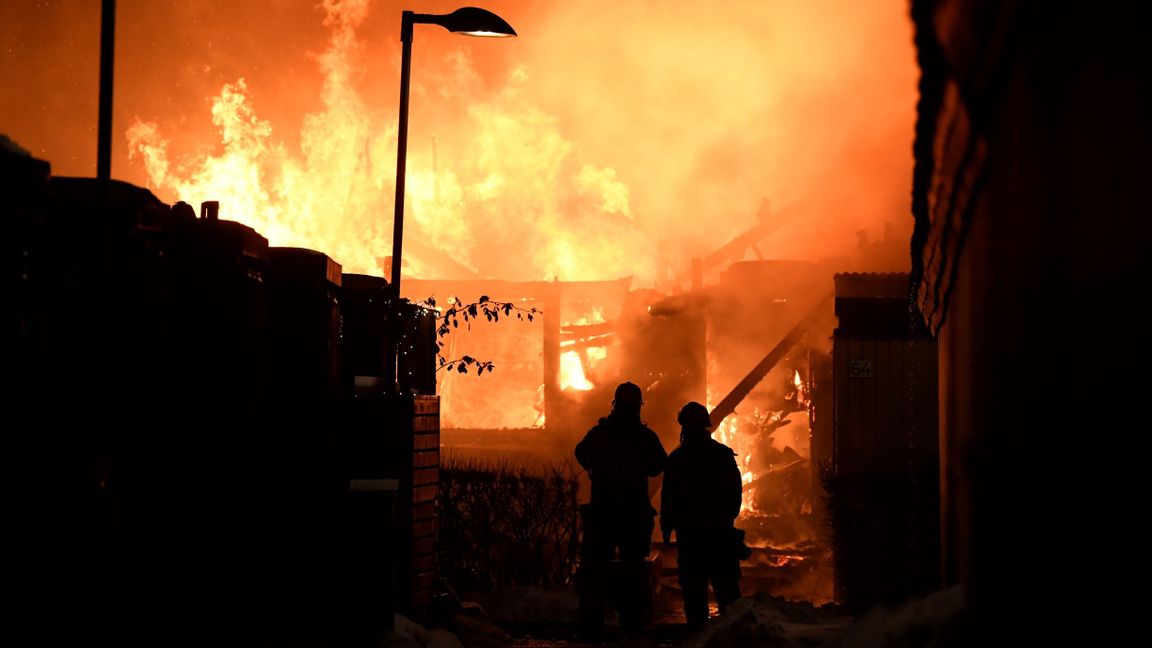 En kraftig brand rasade i en radhuslänga i Åkersberga, norr om Stockholm. Samtliga sex bostäder i längan totalförstördes. Foto: Pontus Lundahl/TT.