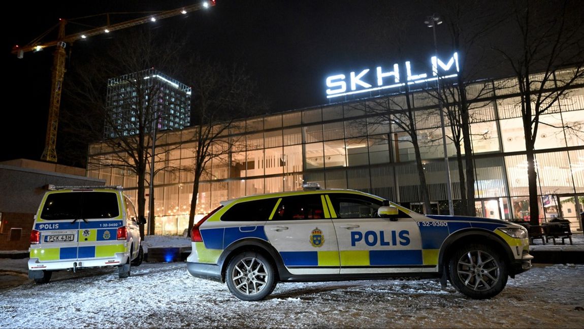 Polisens bombgrupp har undersökt ett föremål som kastades in i en butik i Stockholmsförorten Skärholmen. Foto: JONAS EKSTRÖMER/TT