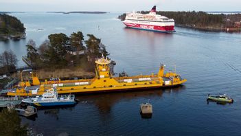 En bil körde igenom grinden från en bilfärja mellan Furusund och Yxlan och hamnade i vattnet under söndagskvällen. Foto: Pontus Lundahl/TT