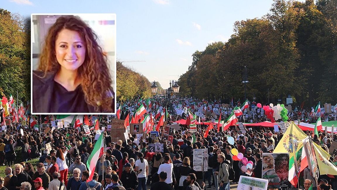 ”Vi får inte låta oss luras av regimens försök att måla upp en bild av normalitet”, skriver Mersedeh Haghgou. Bild i bakgrunden: demonstration mot iranska regimen i Berlin 2022. Foto: Privat/PersianDutchNetwork/CC BY-SA 4.0