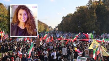 ”Vi får inte låta oss luras av regimens försök att måla upp en bild av normalitet”, skriver Mersedeh Haghgou. Bild i bakgrunden: demonstration mot iranska regimen i Berlin 2022. Foto: Privat/PersianDutchNetwork/CC BY-SA 4.0