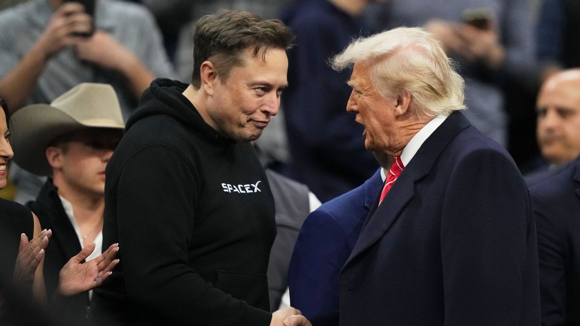 Elon Musk och USA:s president Donald Trump skakar hand under NCAA:s brottningsmästerskap i Philadelphia tidigare i mars. Foto: Matt Rourke/AP/TT