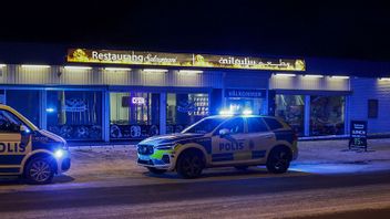 Polisen spärrade under natten av brottsplatsen. Foto: Magnus Andersson/TT