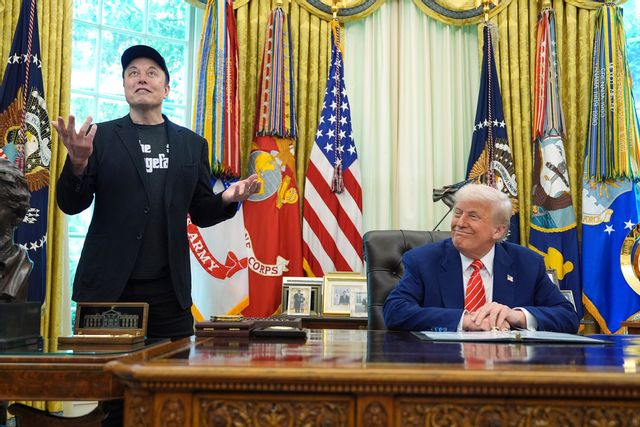 Elon Musk och USA:s president Donald Trump höll presskonferens i Ovala rummet i Vita huset i fredags.  Evan Vucci/AP/TT