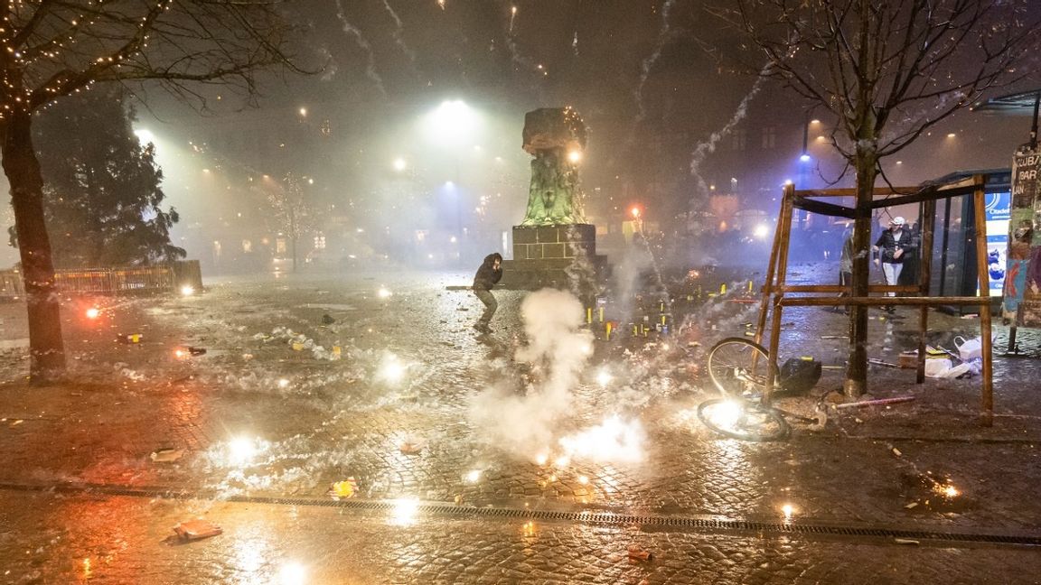 Nyårsfirande på Möllevångstorget i Malmö vid tolvslaget när 2023 firas in med fyrverkerier på både höjden och bredden. Foto: Johan Nilsson/ TT