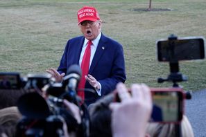 USA:s president Donald Trump talar till journalister efter ordbråket med Volodymyr Zelenskyj. Foto: Jacquelyn Martin/AP/TT