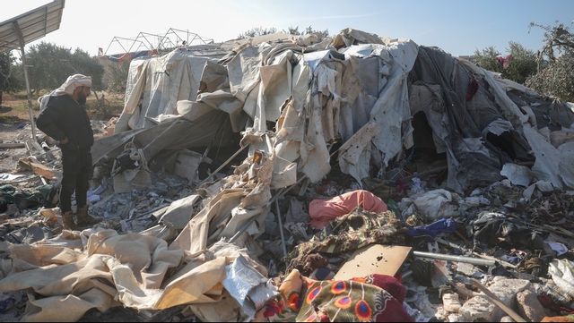 Ett flyktingläger i Syrien som har bombats. Foto: Ghaith Alsayed/AP/TT