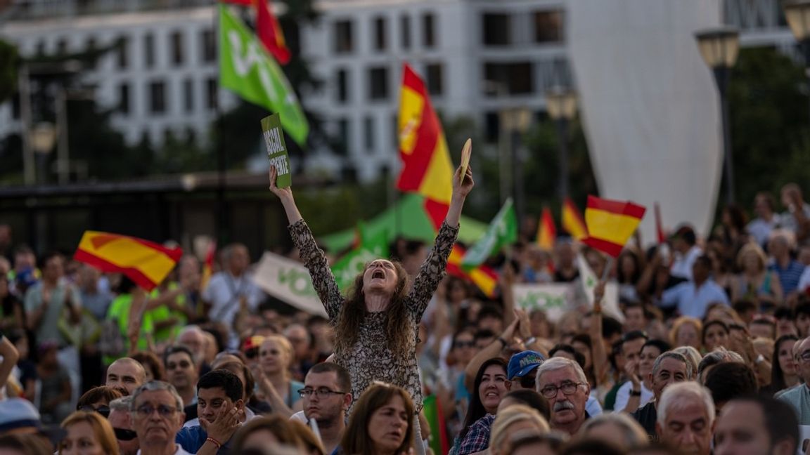 Vox-supportrar jublar i Madrid under slutspurten i det spanska valet. Foto: Manu Fernandez//TT