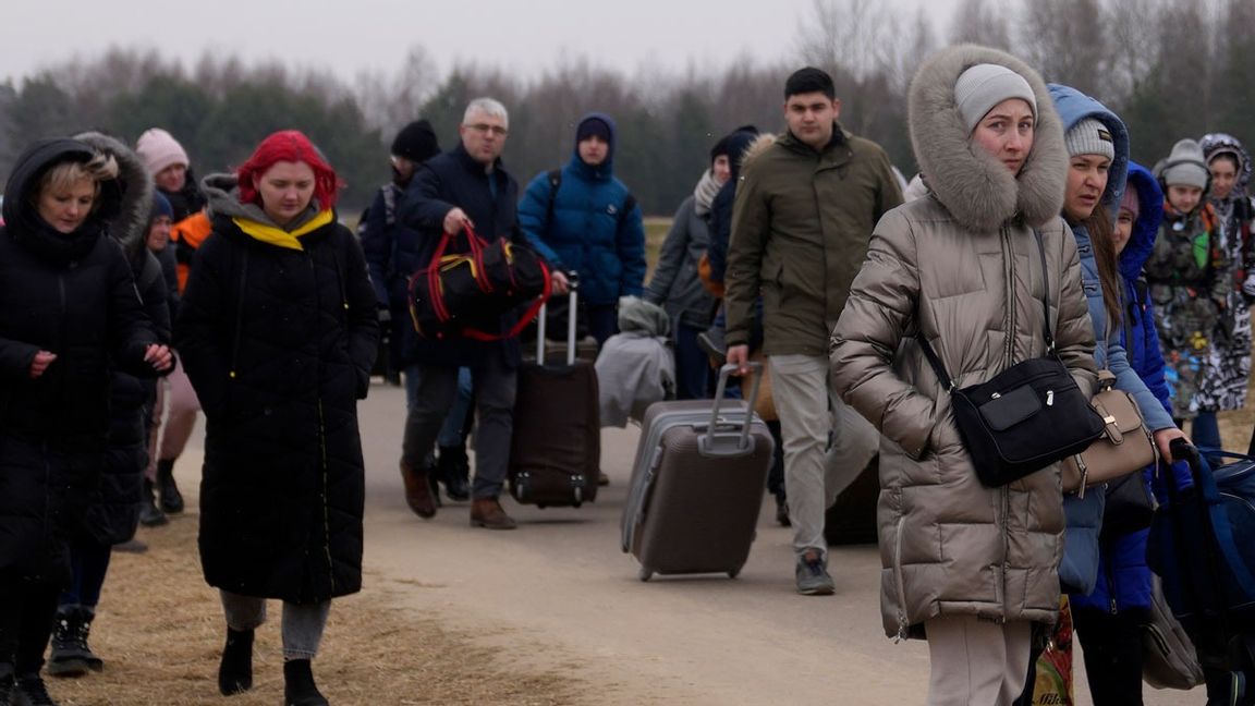 Människor på flykt undan kriget i Ukraina. Foto: Markus Schreiber/AP/TT