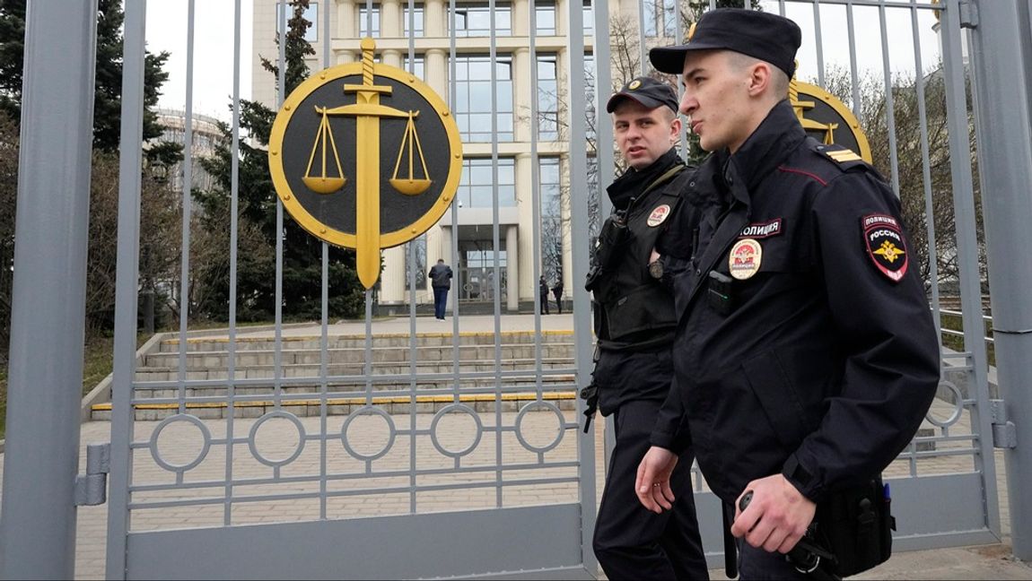 Poliser utanför tingsrätten i Moskva där två ryssar dömts till fängelse för att ha reciterat antikrigsdikter. Arkivbild. Foto: ALEXANDER ZEMLIANICHENKO/AP/TT