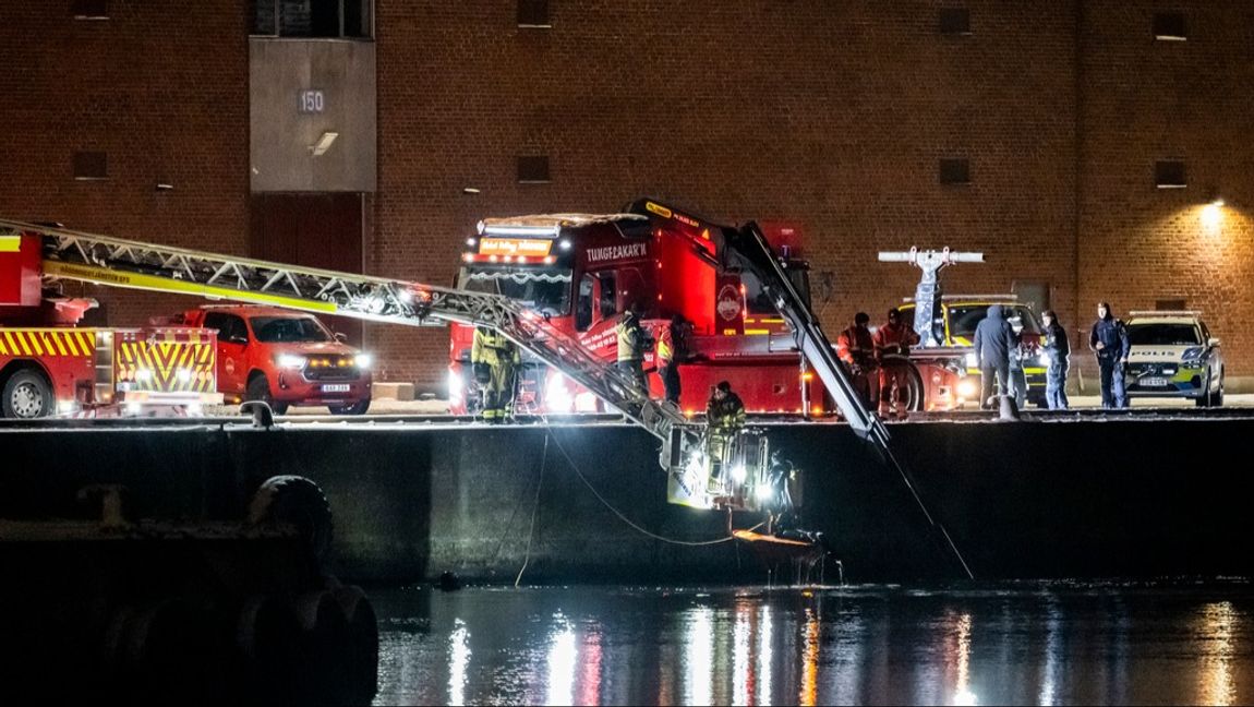 Räddningstjänsten och polisen på plats vid Sydkajen i Malmö på torsdagskvällen efter larm om att en bil hamnat i vattnet. Foto: JOHAN NILSSON/TT