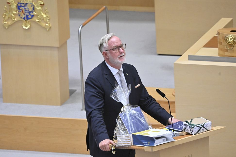Liberalernas avgående partiledare Johan Pehrson (L) med presenter. Foto: Henrik Montgomery/TT