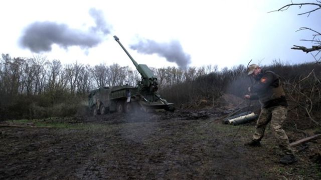 Beskjutning av ryskt mål med den ukrainsktillverkade självgående haubitsen Bohdana.