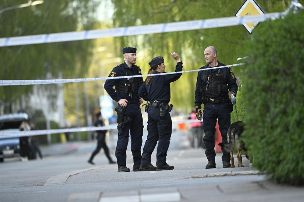 Polis på plats efter en dödsskjutning vid Vaksala torg i centrala Uppsala. Foto: Fredrik Sandberg/TT