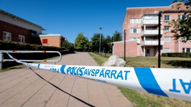Avspärrningar i stadsdelen Vivalla i Örebro sedan två personer skjutits till döds 2018. Arkivbild. Foto: Pavel Koubek/TT