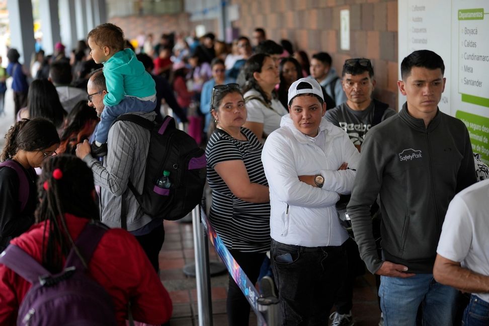 Folk köar för att bli vaccinerade mot gula febern i Colombias huvudstad Bogota. Foto: Fernando Vergara/AP/TT