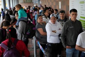 Folk köar för att bli vaccinerade mot gula febern i Colombias huvudstad Bogota. Foto: Fernando Vergara/AP/TT
