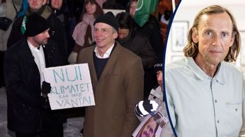 Miljöpartiets språkrör Per Bolund med egenhändigt tillverkat plakat i protest mot att riksdagen röstat igenom högeroppositionens budgetalternativ, av demonstranterna kallad ”den blåbruna katastrofbudgeten”. Foto: Claudio Bresciani/TT/