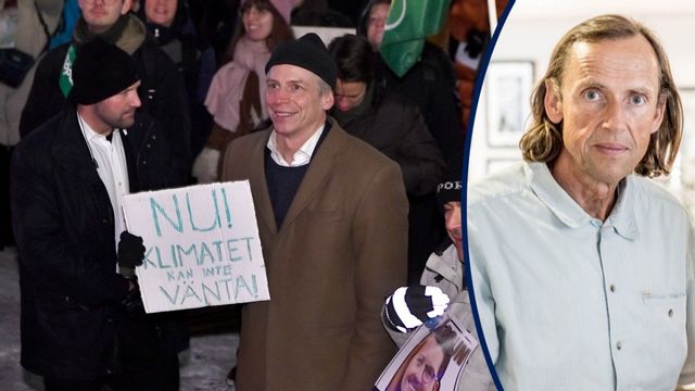 Miljöpartiets språkrör Per Bolund med egenhändigt tillverkat plakat i protest mot att riksdagen röstat igenom högeroppositionens budgetalternativ, av demonstranterna kallad ”den blåbruna katastrofbudgeten”. Foto: Claudio Bresciani/TT/