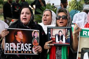 Anhängare till Imran Khan protesterar i Peshawar i juli. Mohammad Sajjad/AP/TT