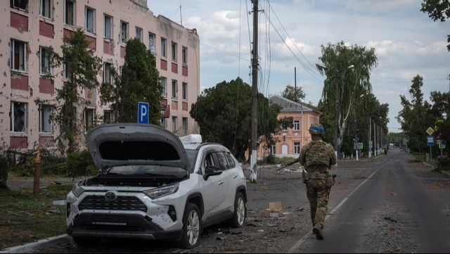 En ukrainsk soldat i småstaden Sudzja, det största samhälle som Ukraina har tagit kontroll över i de senaste två veckornas motoffensiv på rysk mark. Bilden togs i fredags förra veckan och har granskats av Ukrainas försvarsdepartement före publicering. Foto: AP/TT