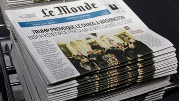 ”Trump skapar kaos i Washington” skriver franska tidningen Le Monde om våldsamheterna i USA:s kongress. Foto: Thibault Camus/AP/TT