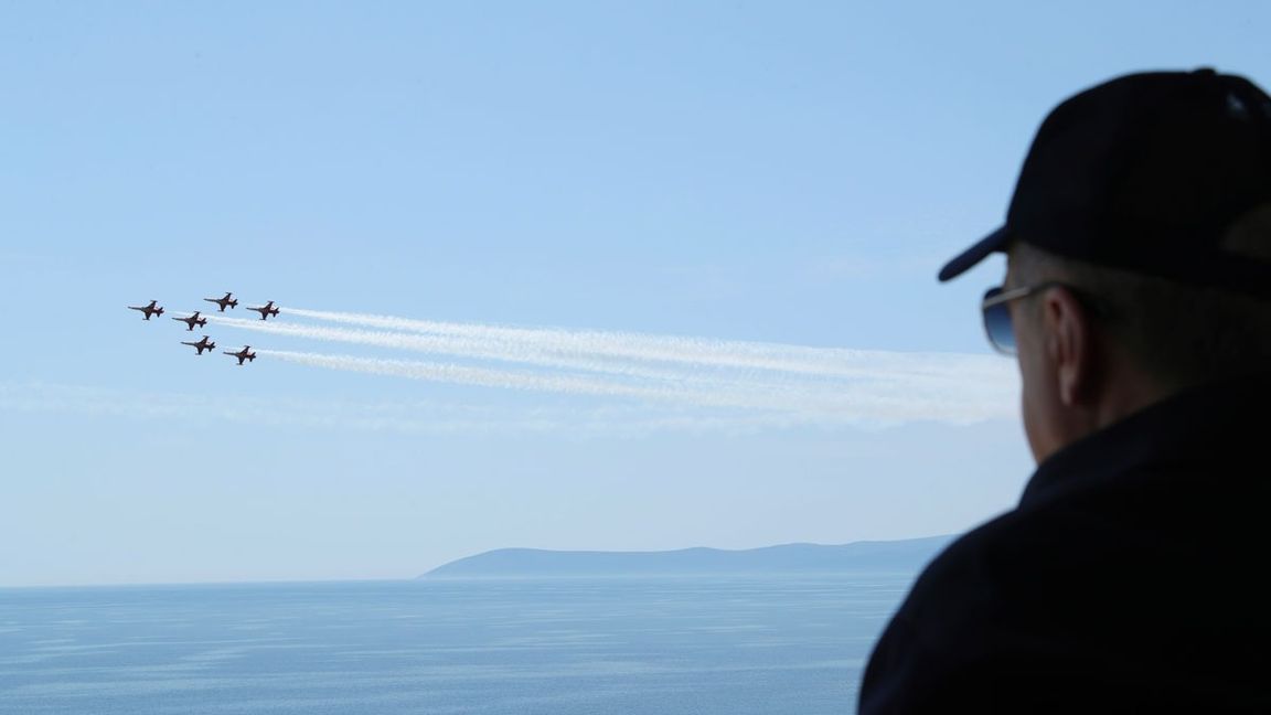 Den turkiske presidenten Recep Tayyip  Erdoğan inspekterar delar av sitt flygvapen vid den turk-grekiska gränsen. Foto: AP/TT 